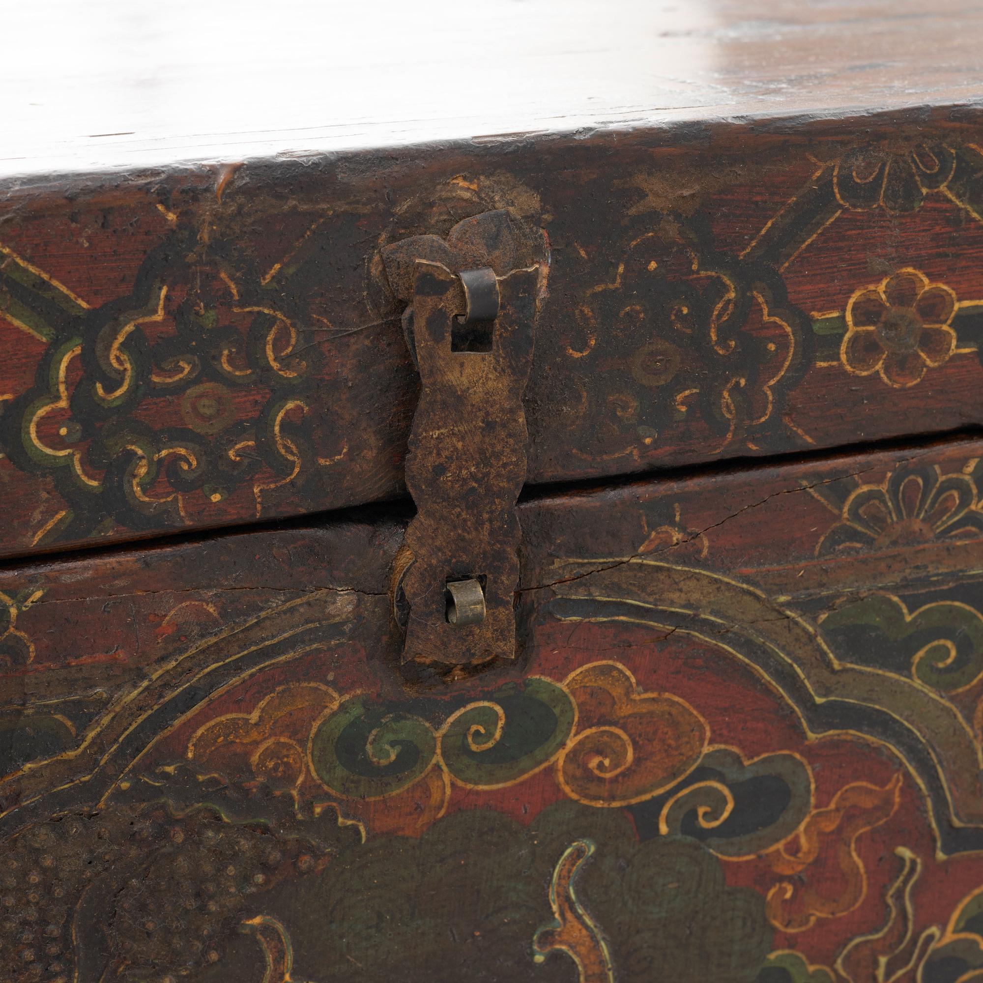 A Chinese chest, 20th century.