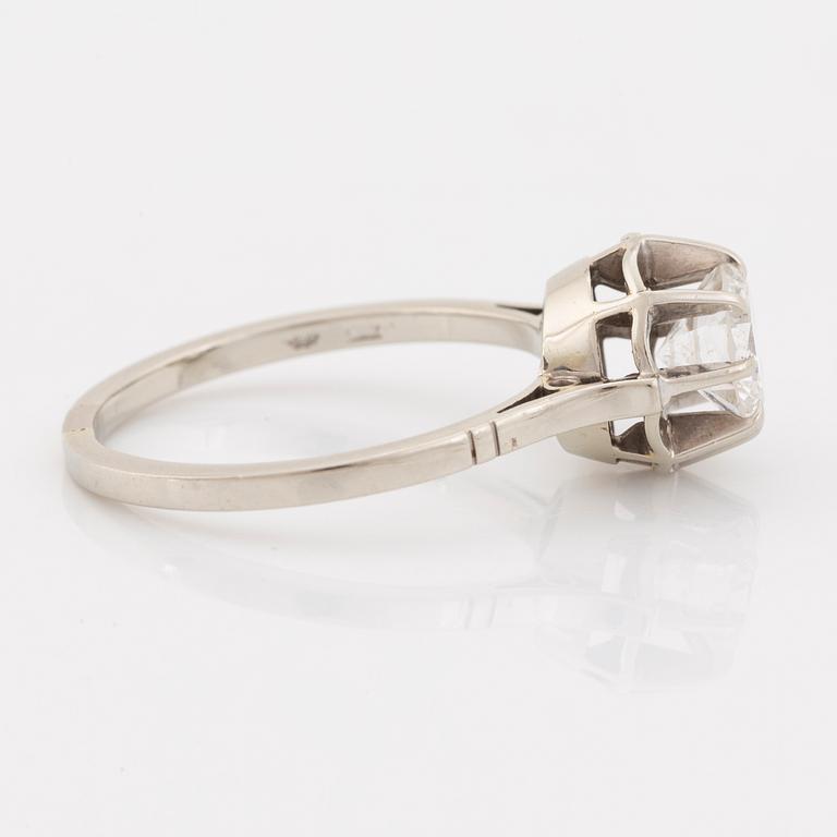 Ring med briljantslipad diamant.