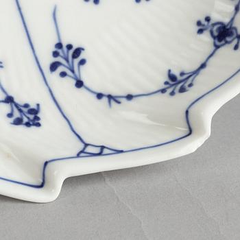 Two 'Blue Fluted Plain' porcelain 'leaf' dishes, Royal Copenhagen, model 144 and 145, 1898-1923.