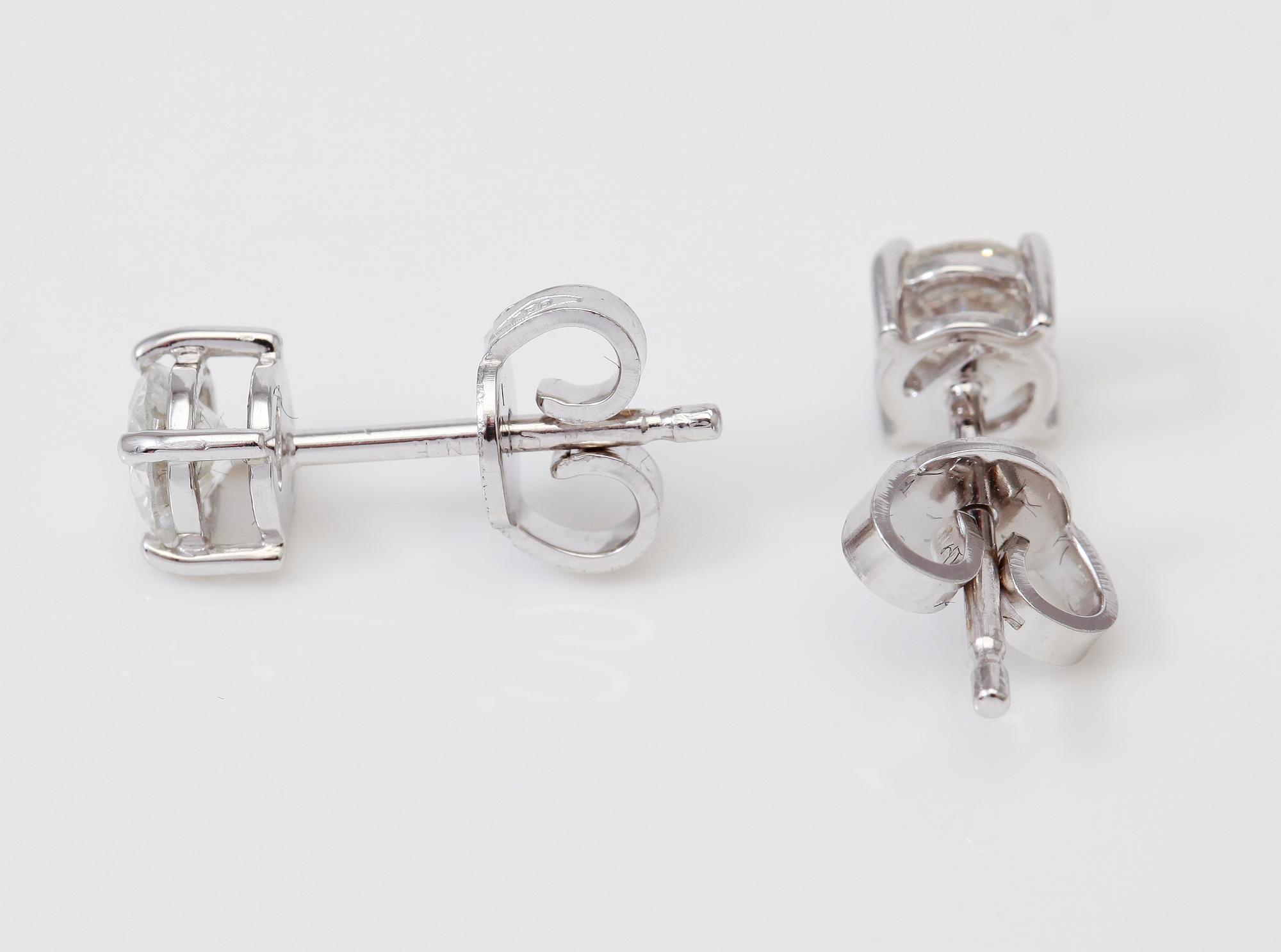 ÖRHÄNGEN, 1 par, solitära briljantslipade diamanter totalt ca 0,74 ct.