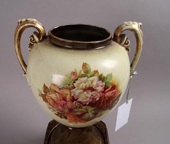 PRAKTURNA, porslin. England. 1900-tal.
