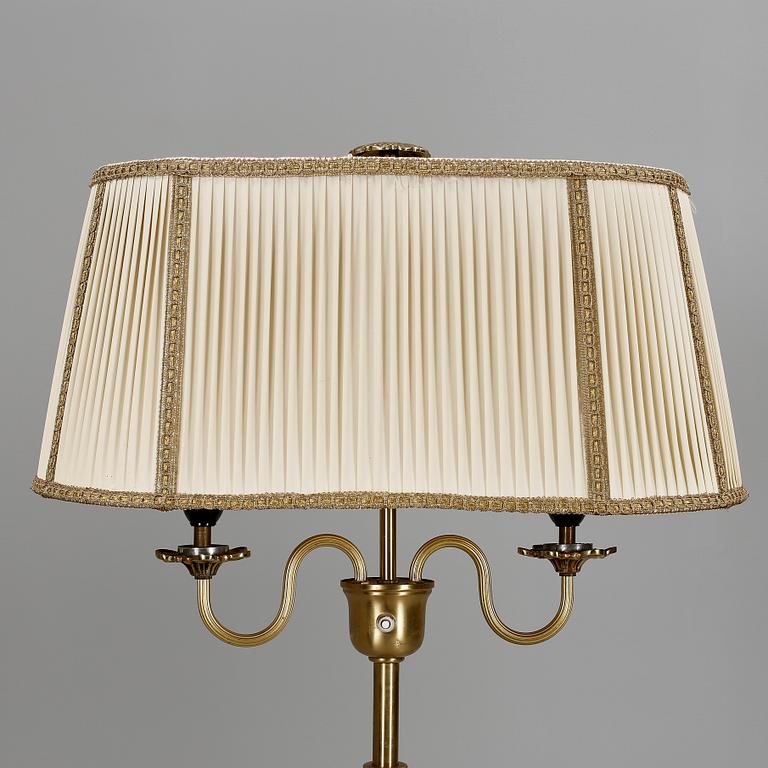 GOLVLAMPA, mässing, 1900-talets tredje kvartal.
