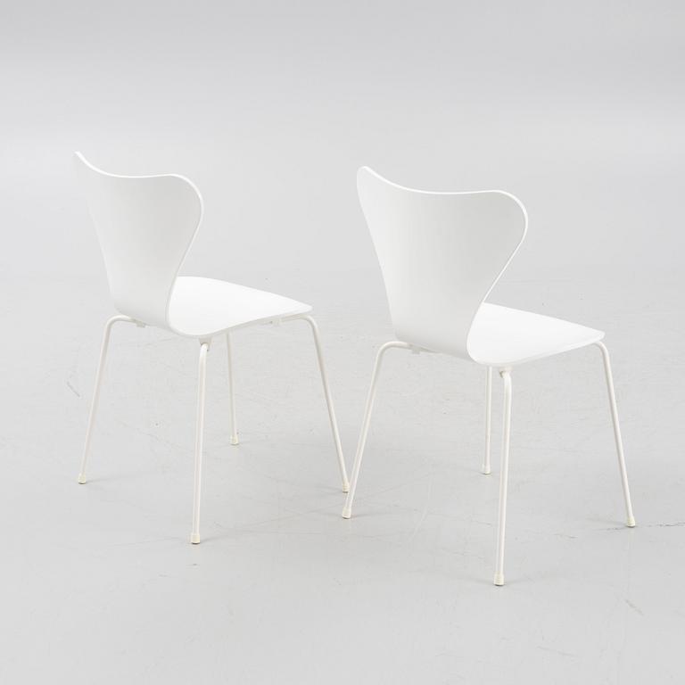 Arne Jacobsen, a pair of model 'Seven' chairs, Fritz Hansen, Denmark 2015.