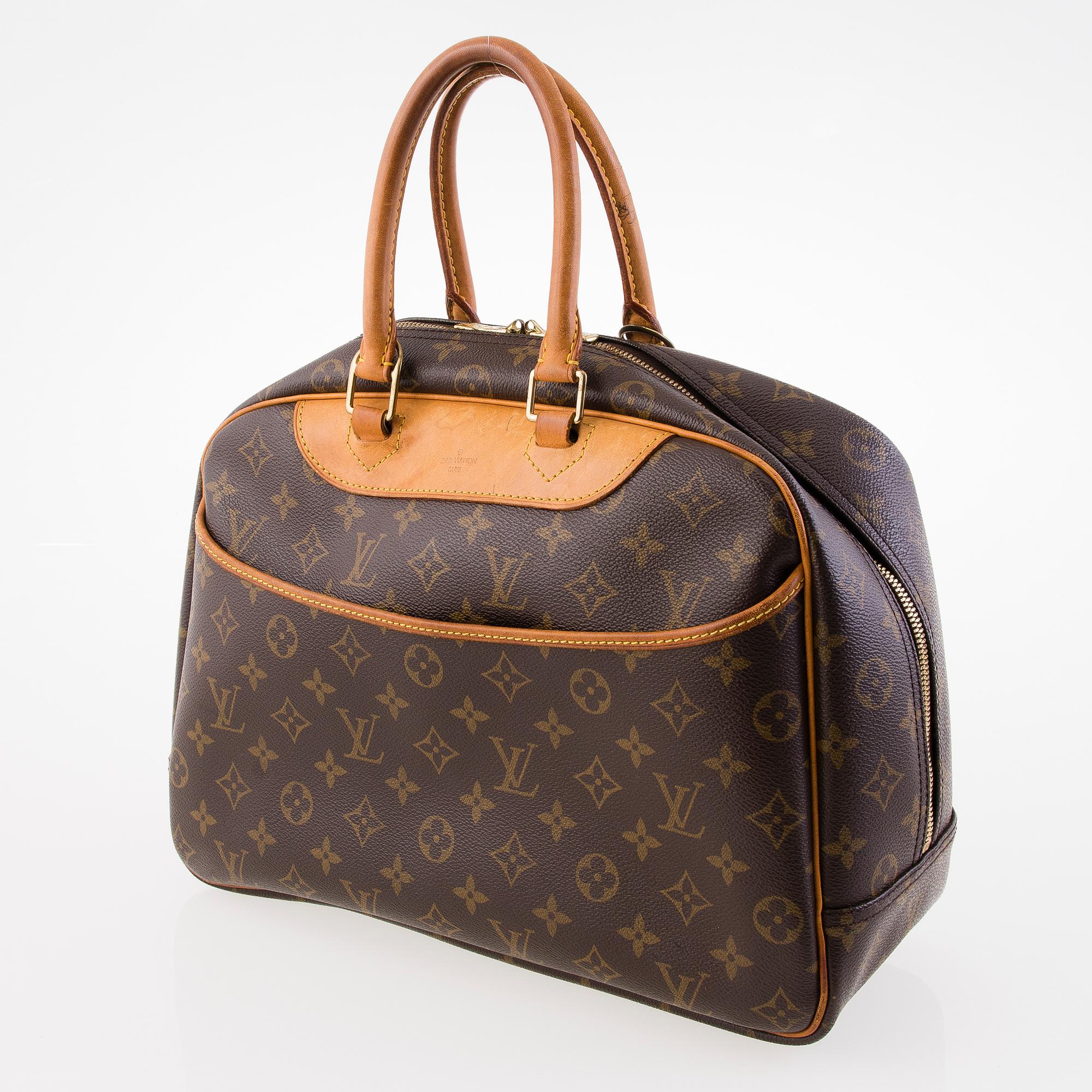 LOUIS VUITTON Deauville Bag.