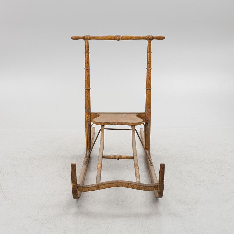 A wooden kicksled, around 1900.