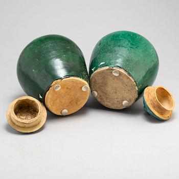 A pair of green glazed ceramic jars with covers, Transition, 17th century.