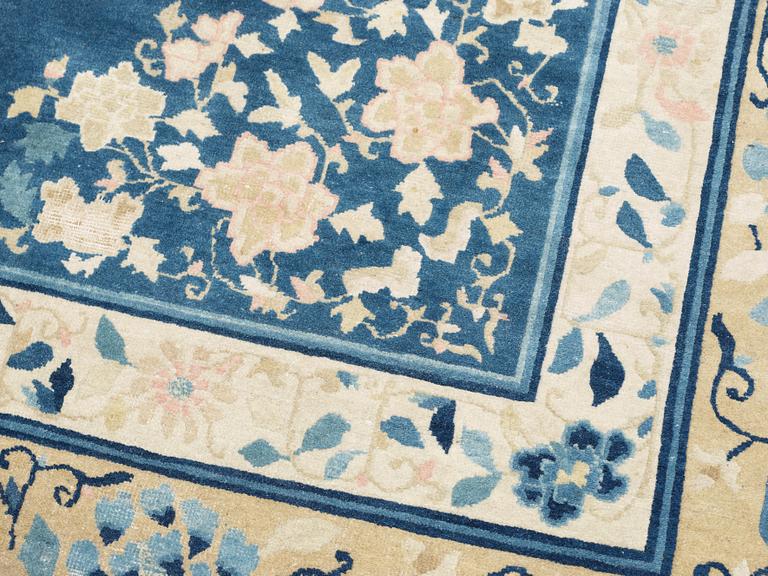CARPET, ANTIQUE BEIJING. China, late Qing dynasty, 412 x 307,5 cm.