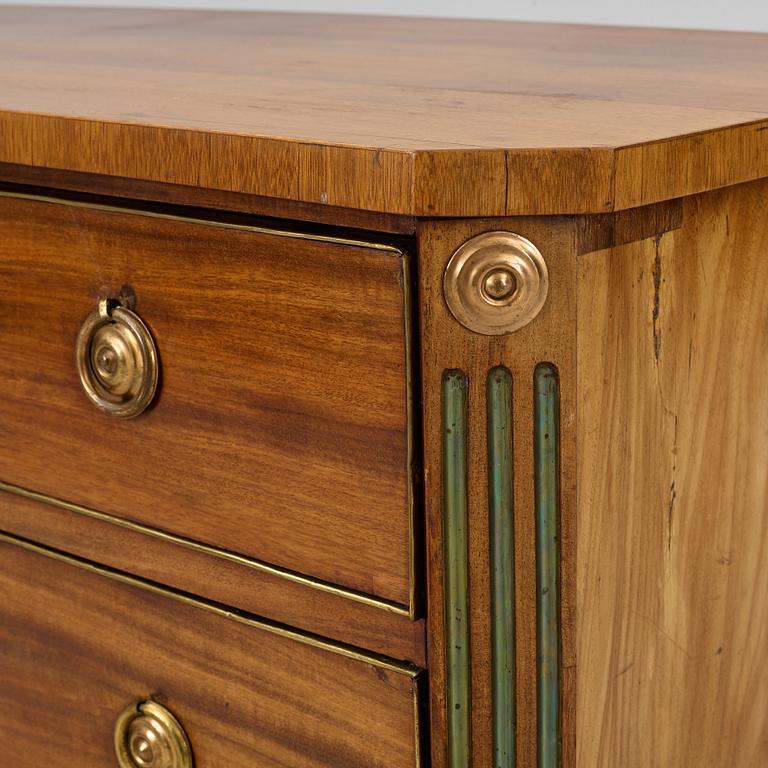 Byrå, sengustaviansk, sent 1700-tal.