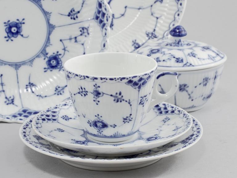 KAFFESERVIS, 35 delar, porslin,  "Musselmalet", Royal Copenhagen, 1900-talets andra hälft.