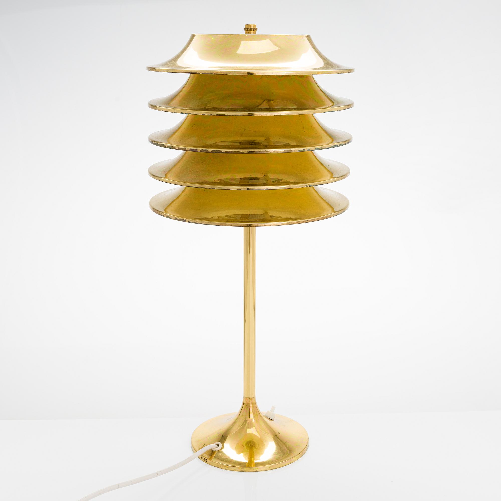A mid-20th century table lamp manufactured by Sievä.