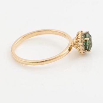 Ring in 14K gold with a green sapphire and brilliant-cut diamonds.