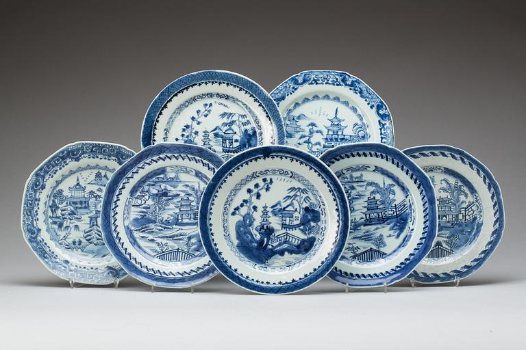 TALLRIKAR, 7 st olika, porslin, Kina, 1800-tal.
