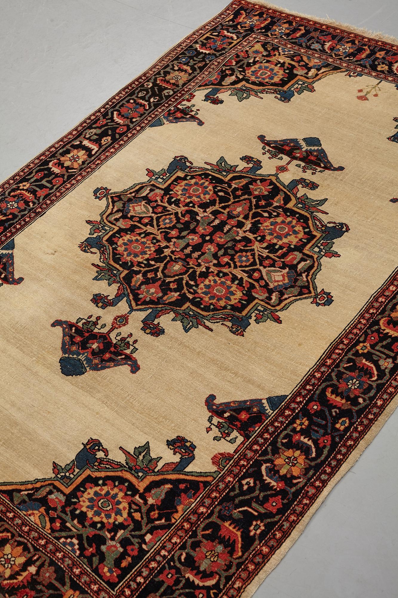 A rug, antique West Persian, possibly Feraghan/Malajir, ca 197,5 x 129,5-131 cm.