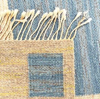 A 1950s Swedish flat weave carpet signed MÅ (Margareta Åkerberg) ca 460x201 cm.