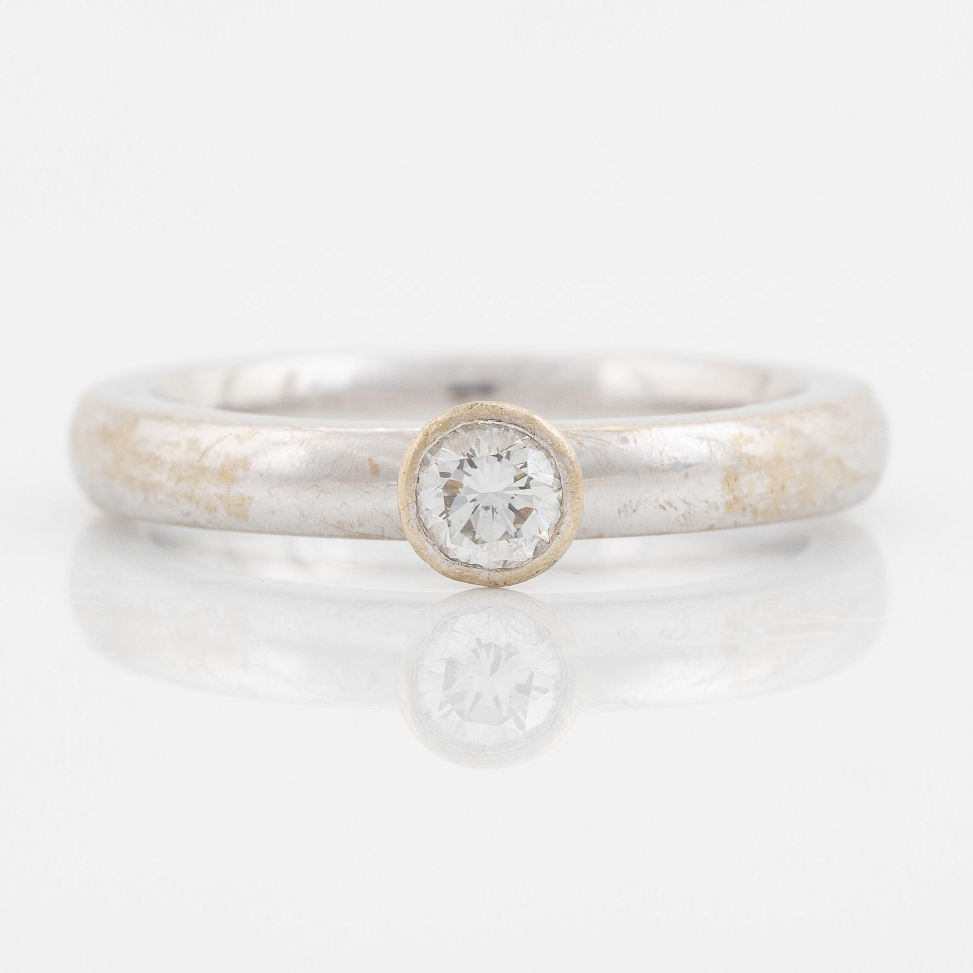 Ring, med briljantslipad diamant.