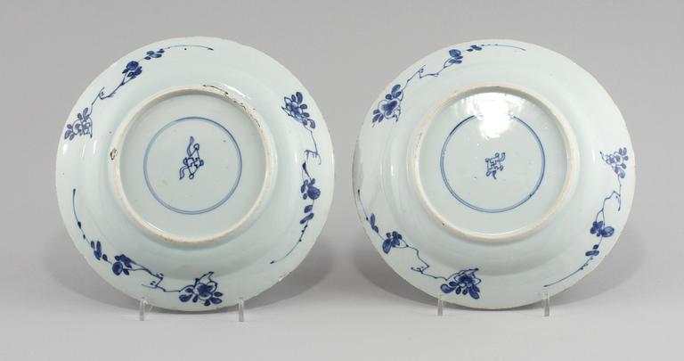 TALLRIKAR, 2 st snarlika, porslin, Kina, Kangxi (1662-1722).