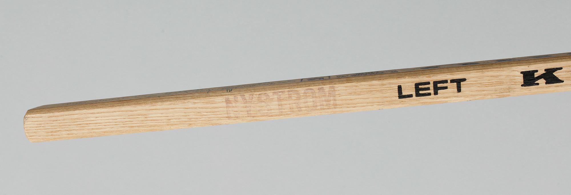 ISHOCKEYKLUBBOR, 2 stycken, med autografer från svenska landslagsspelare, 1980-tal.