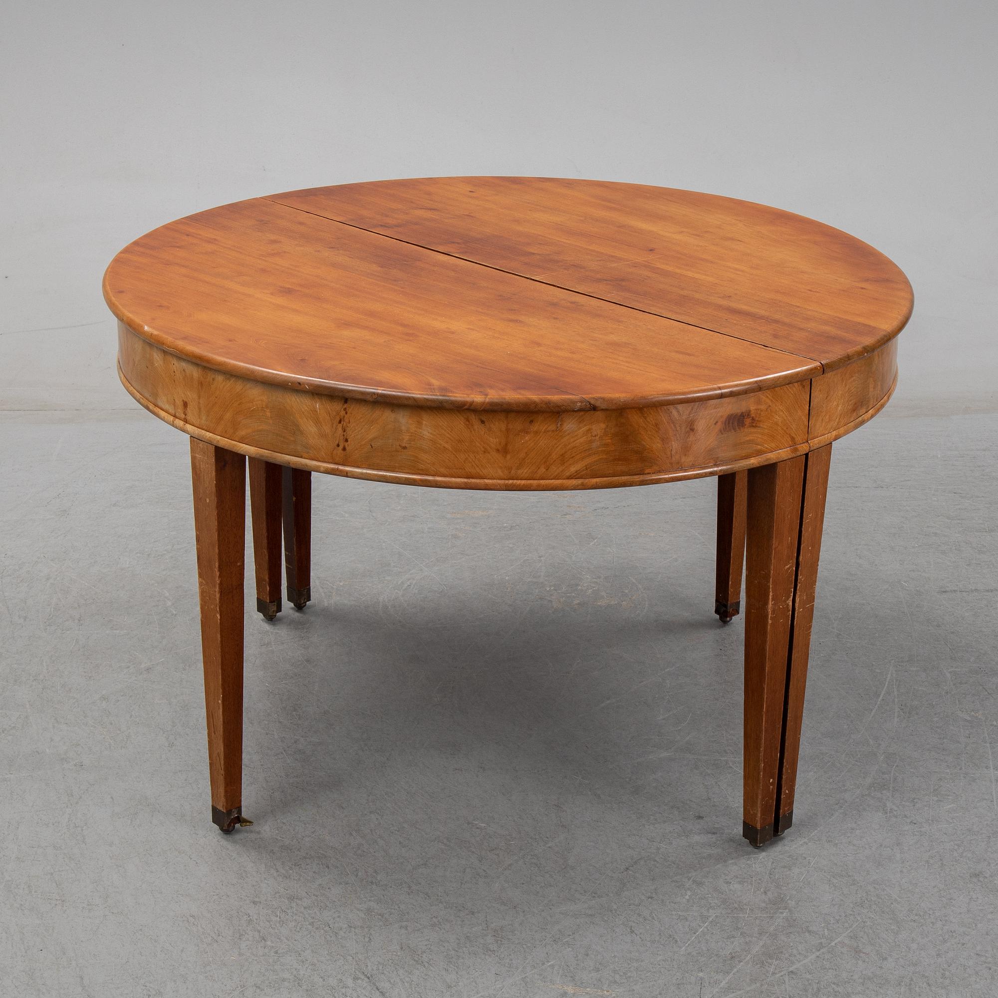 A english style dining table from the first half of the 20th century.