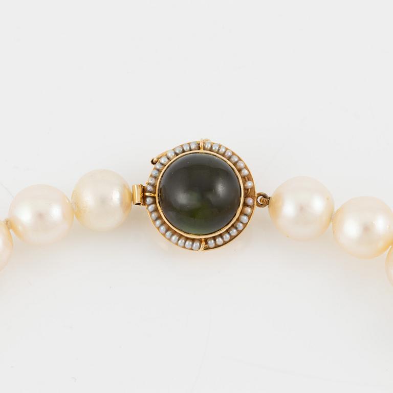 Atelier Stigbert, necklace of cultured pearls and clasp 18K gold with cabochon-cut green tourmaline.