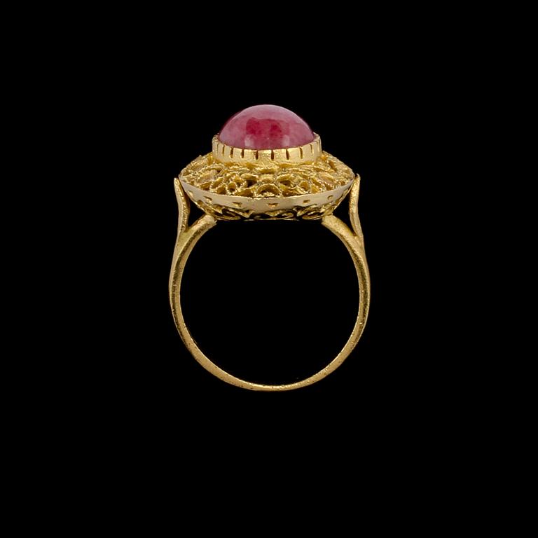 RING, 18k guld med cabochonslipad rodonit, Alessandria, Italien, 1900-talets tredje kvartal. Vikt 7 g.