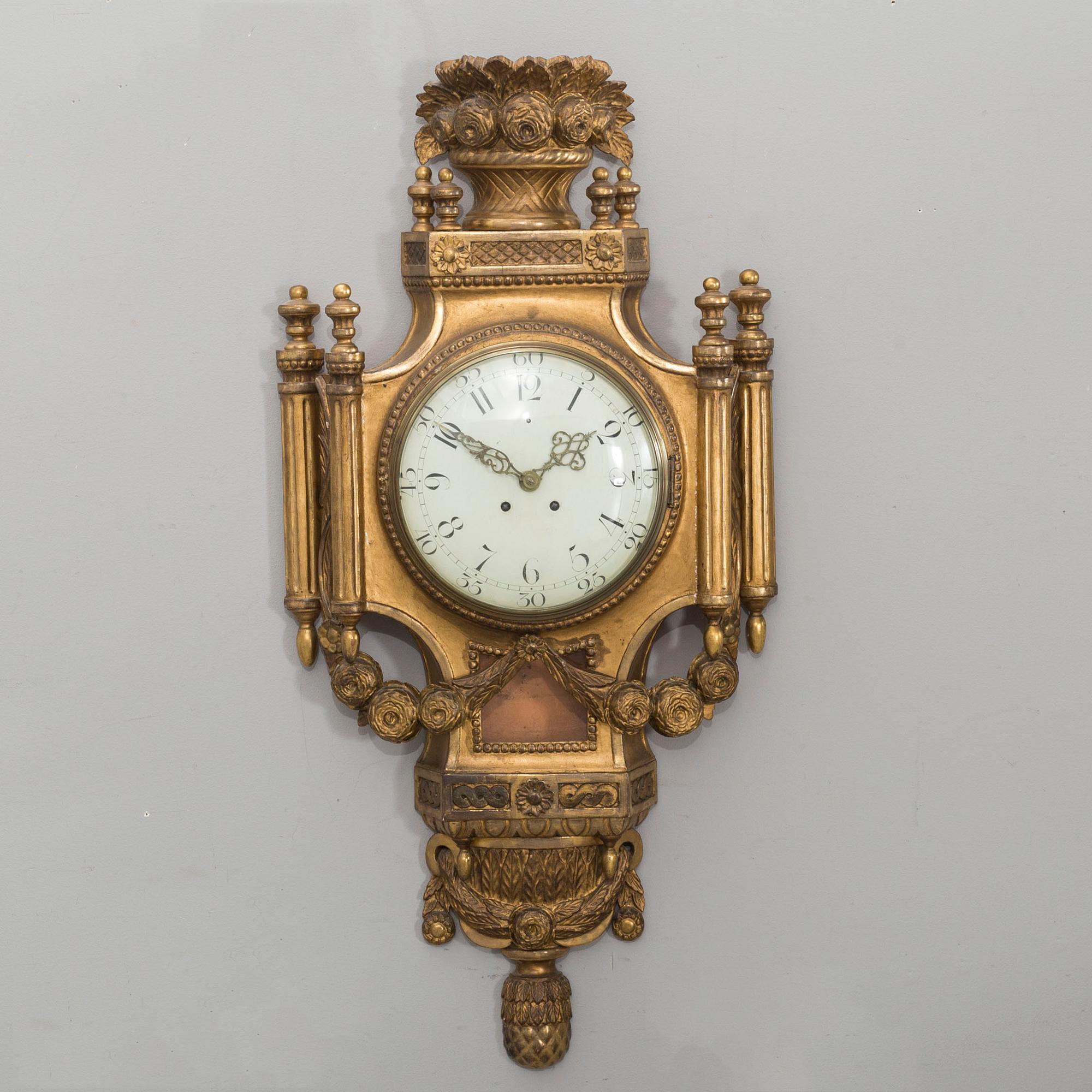 VÄGGPENDYL sengustaviansk stil 1900-talets första hälft.