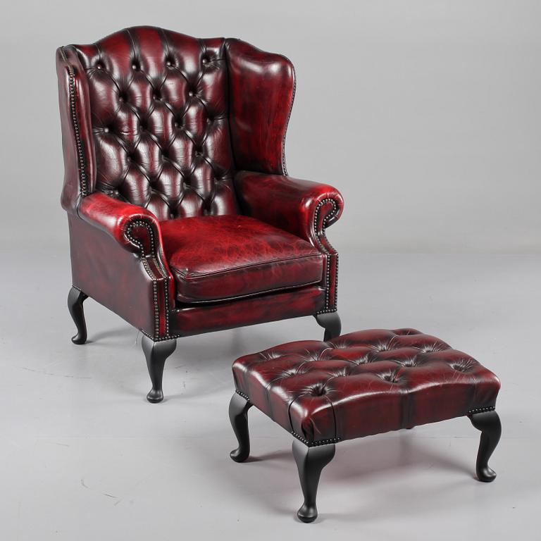 FÅTÖLJ samt FOTPALL, Chesterfield-modell, modern tillverkning.