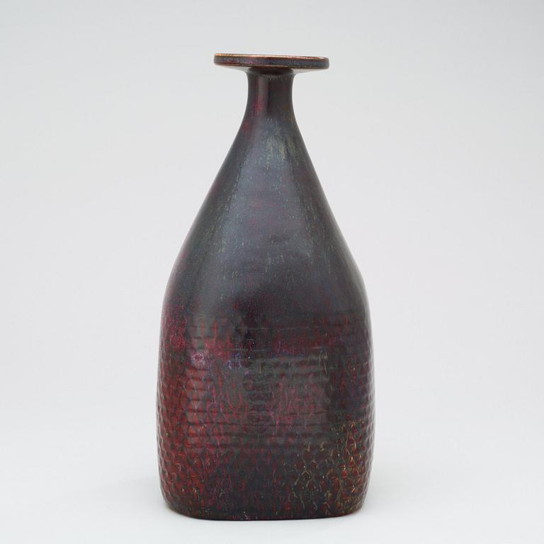 A Stig Lindberg stoneware vase, Gustavsberg 1967.