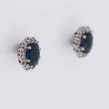 ÖRHÄNGEN, A. Tillander, fasettslipade safirer, åttkantslipade diamanter, 18K vitguld.