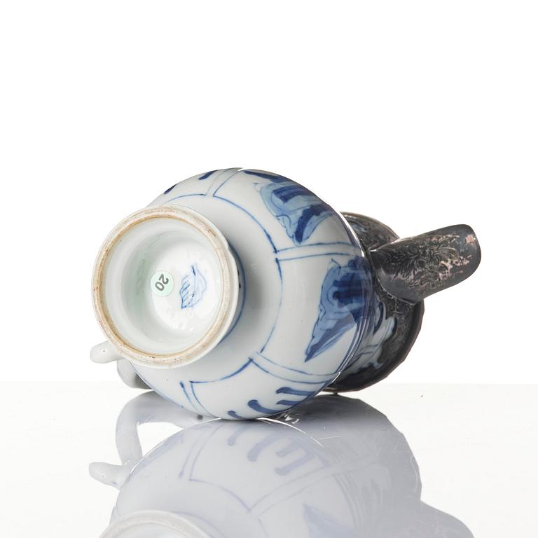 Two blue and white 'lange lisen' vases and a ewer, Qing dynasty, Kangxi (1662-1722).