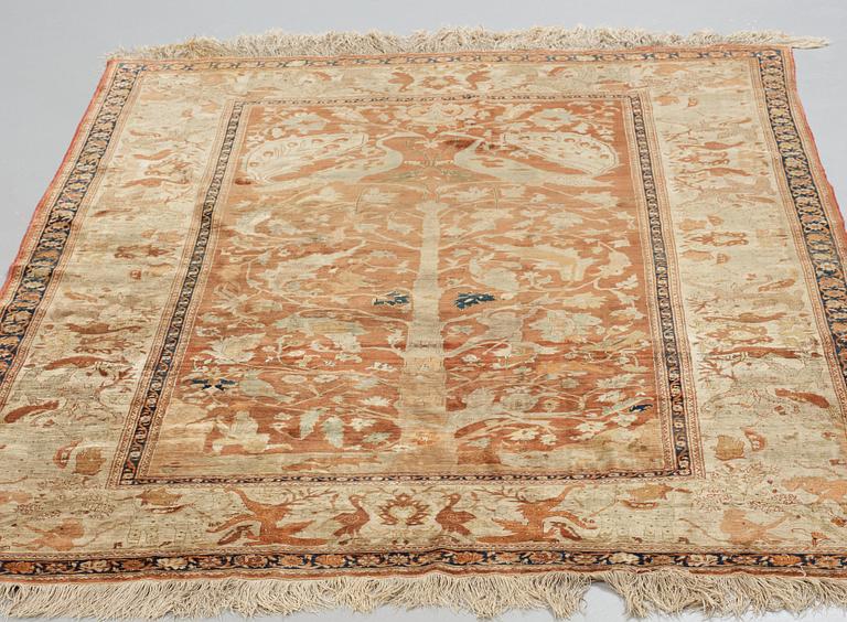 ANTIQUE SILK TABRIZ FIGURAL. 235 x 165 cm (as well as 1 cm stripe patterned flat woven edge at each end).