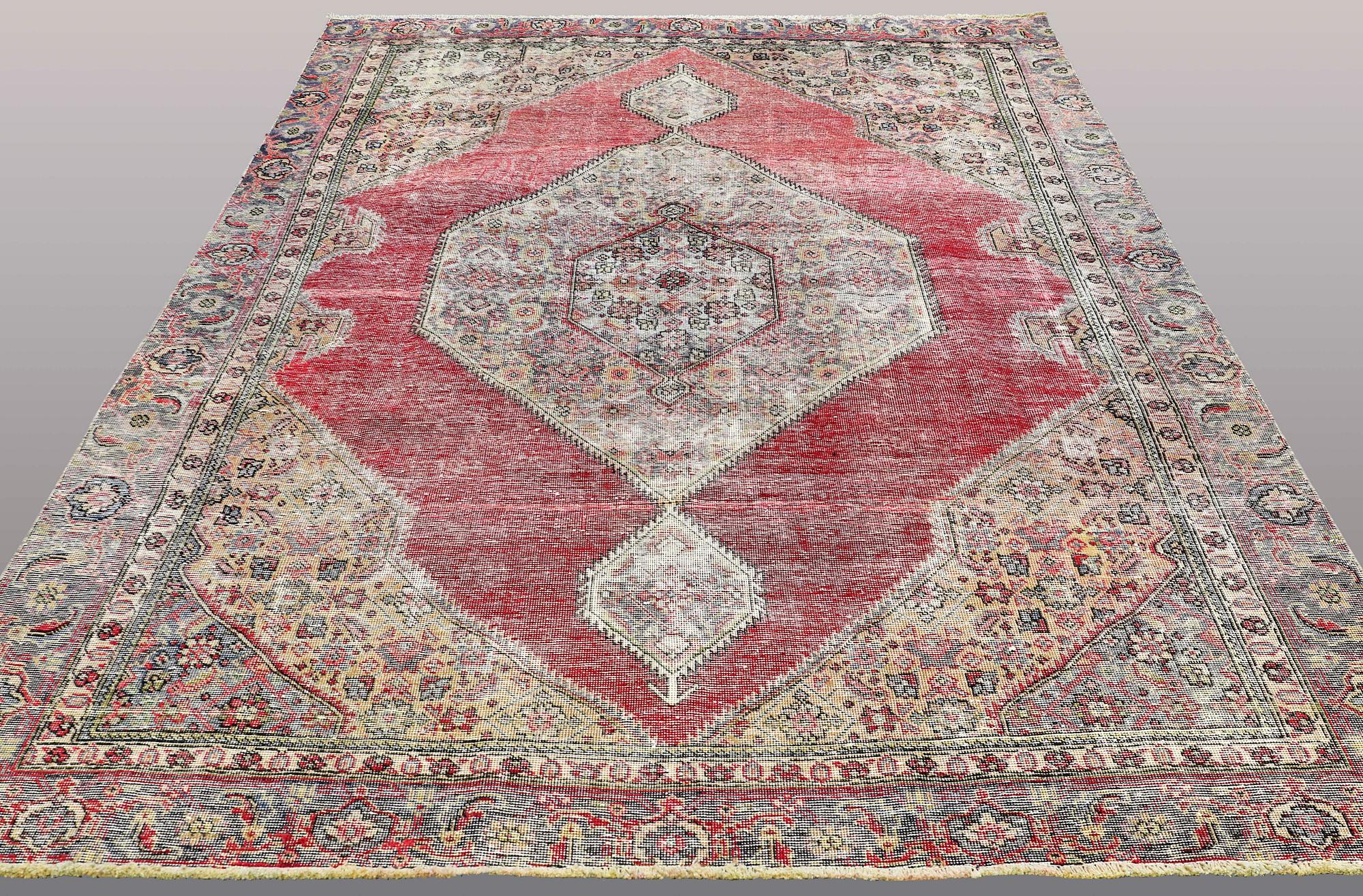 A CARPET, Oriental, ca 332 x 220 cm.