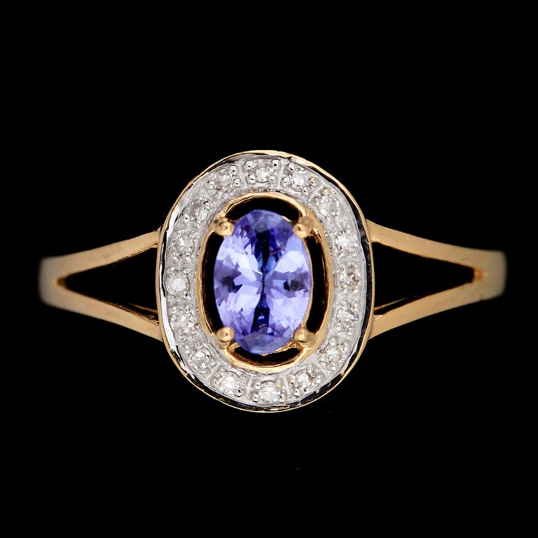RING, 18k guld med tanzanit och små singelslipade diamanter . Vikt 3,1g.