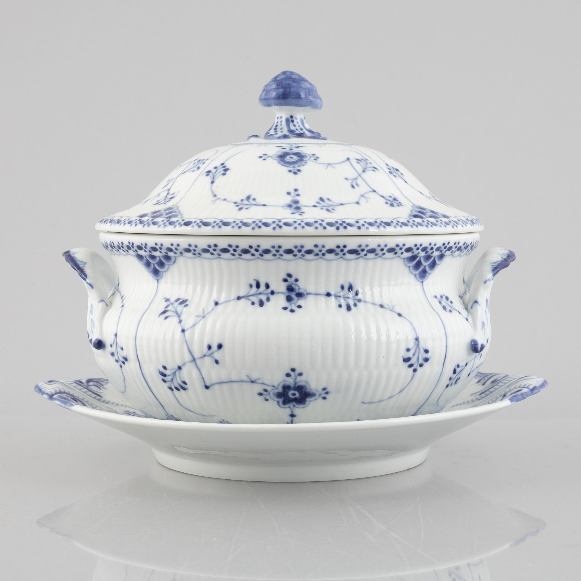 A 'Blue Fluted Half Lace' porcelain tureen with cover and stand / dish, Royal Copenhagen, model 601 and 666, 1898-1923.