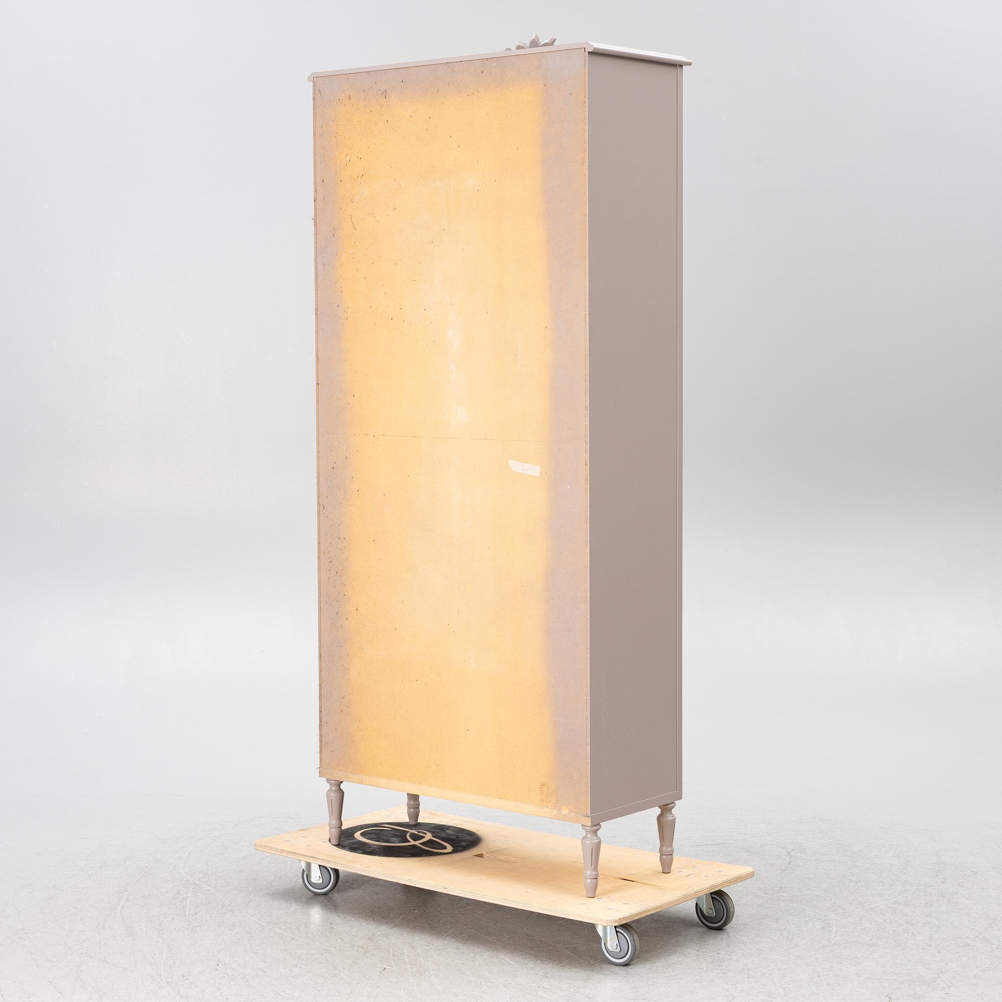 Vitrinskåp, gustaviansk stil, "Signum Gustavus", samtida.