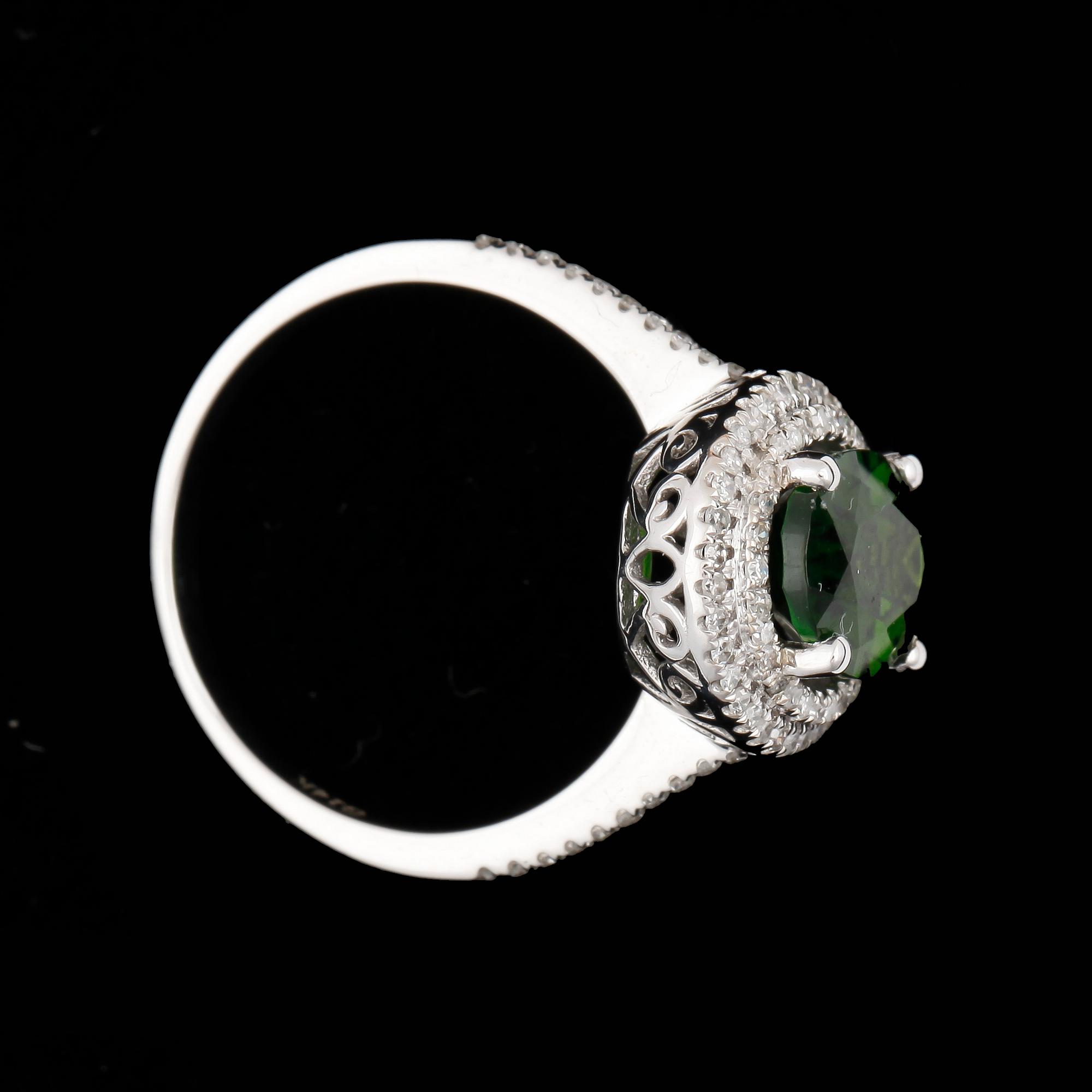 RING, 14k vitguld med kromdiopsid ca9,2x7mm och diamanter. 2000-tal. Vikt 3,1g.