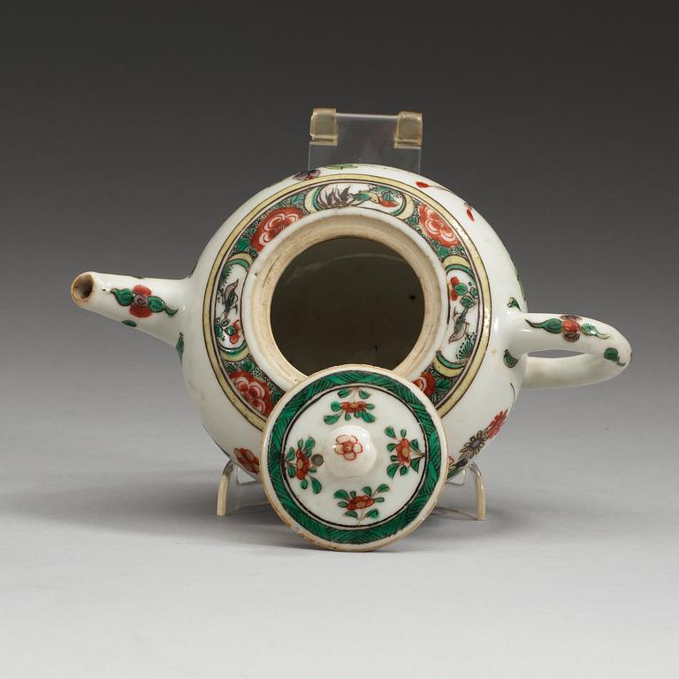 A famille verte tea pot with cover, Qing dynasty, Kangxi (1662-1722).