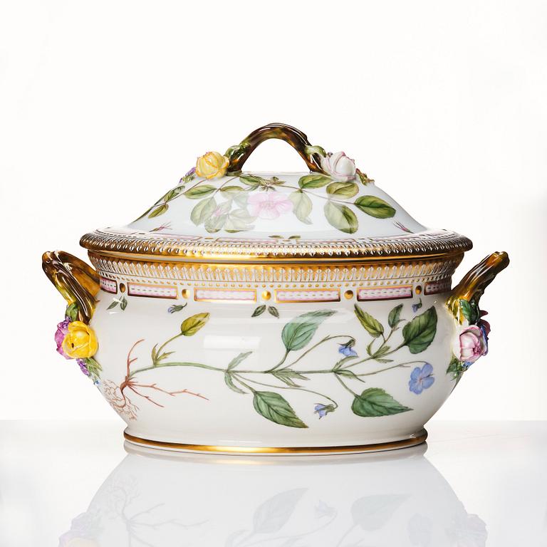 Terrin med lock, porslin. Royal Copenhagen, "Flora Danica", Danmark, 1900-tal.