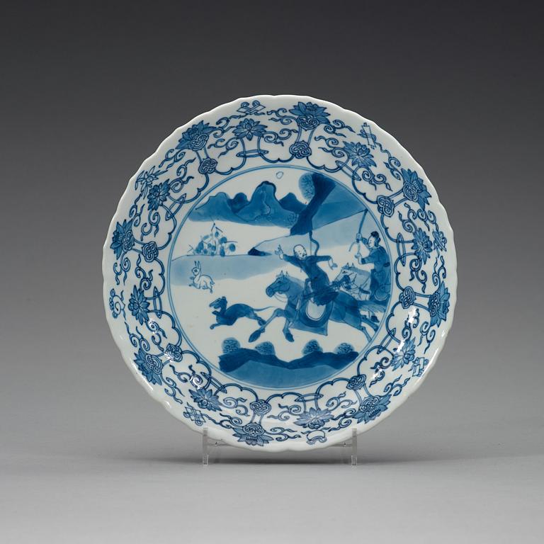 A set of five blue and white lotus shaped dishes, Qing dynasty Kangxi (1662-1723), with Chenghuas six characters mark.