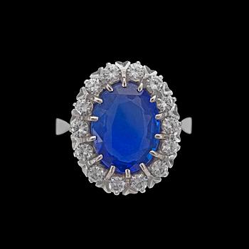 950. A blue Ceylon sapphire, 5.41 cts, and brilliant cut diamond ring, tot. 1.13 cts.