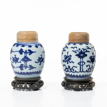 Two similar blue and white porcelain tea jars, China, Qingdynasty, 18th century.