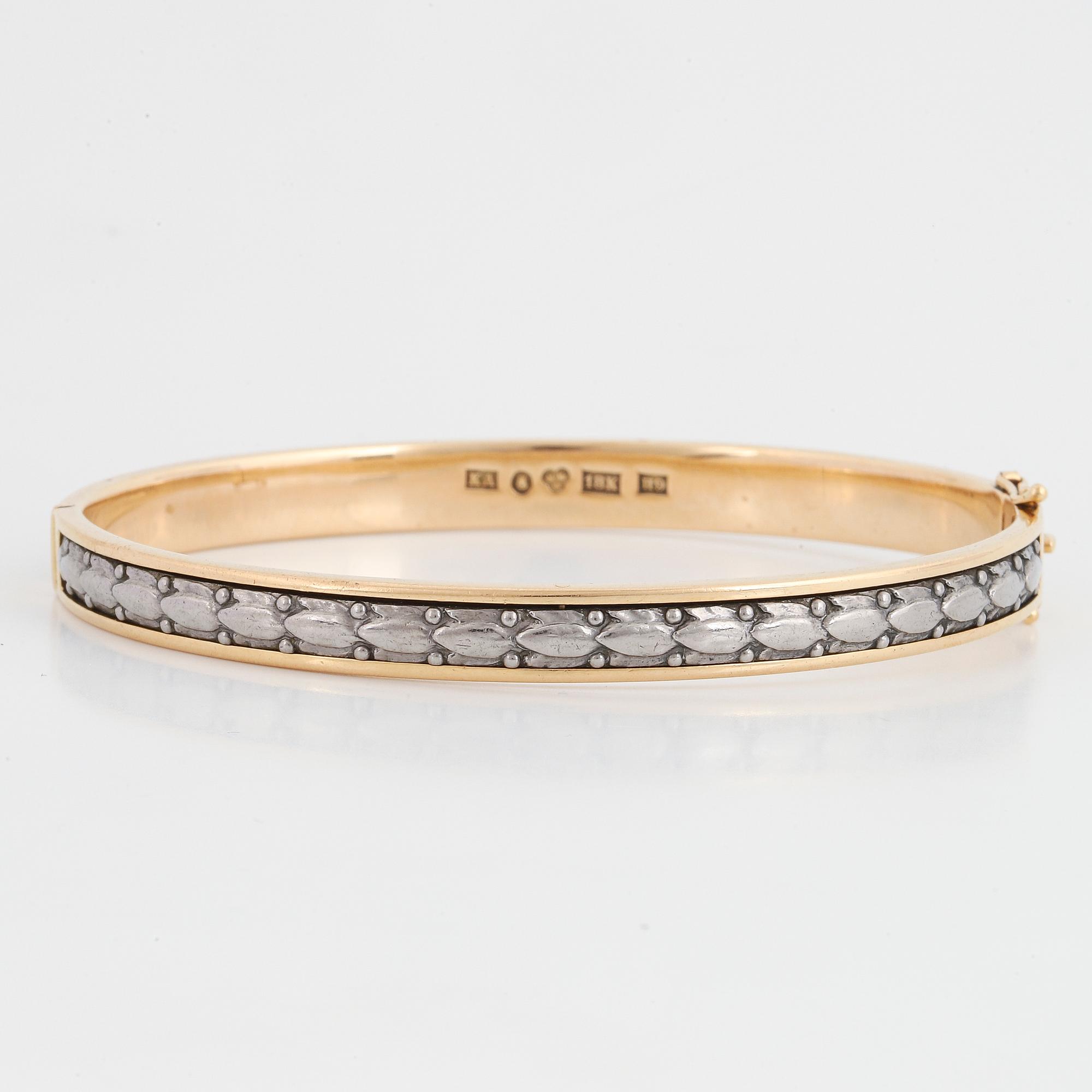 An 18K gold bangle.