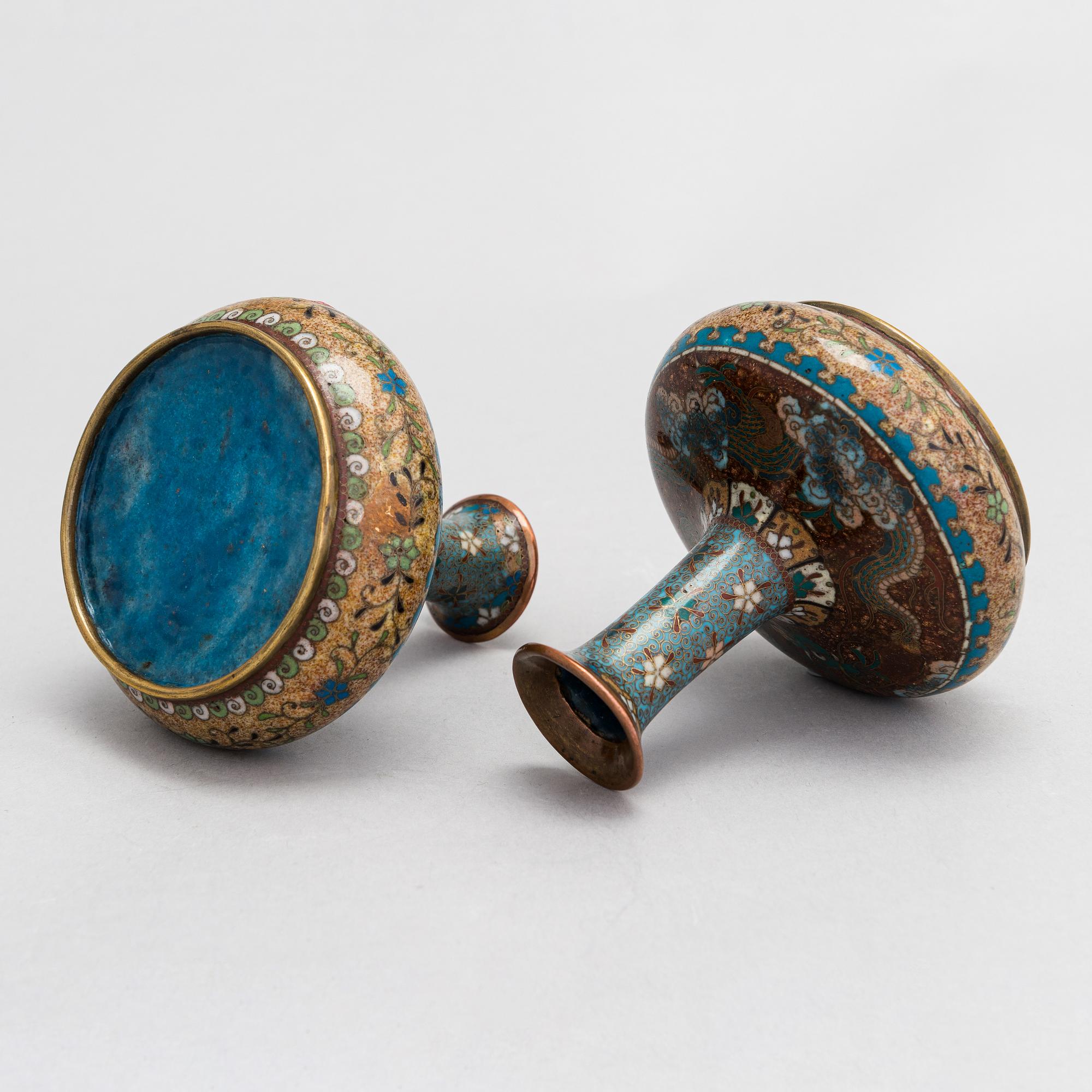 Vaser, ett par, cloisonnéemalj, Japan 1800-talets slut/ 1900-talets början.