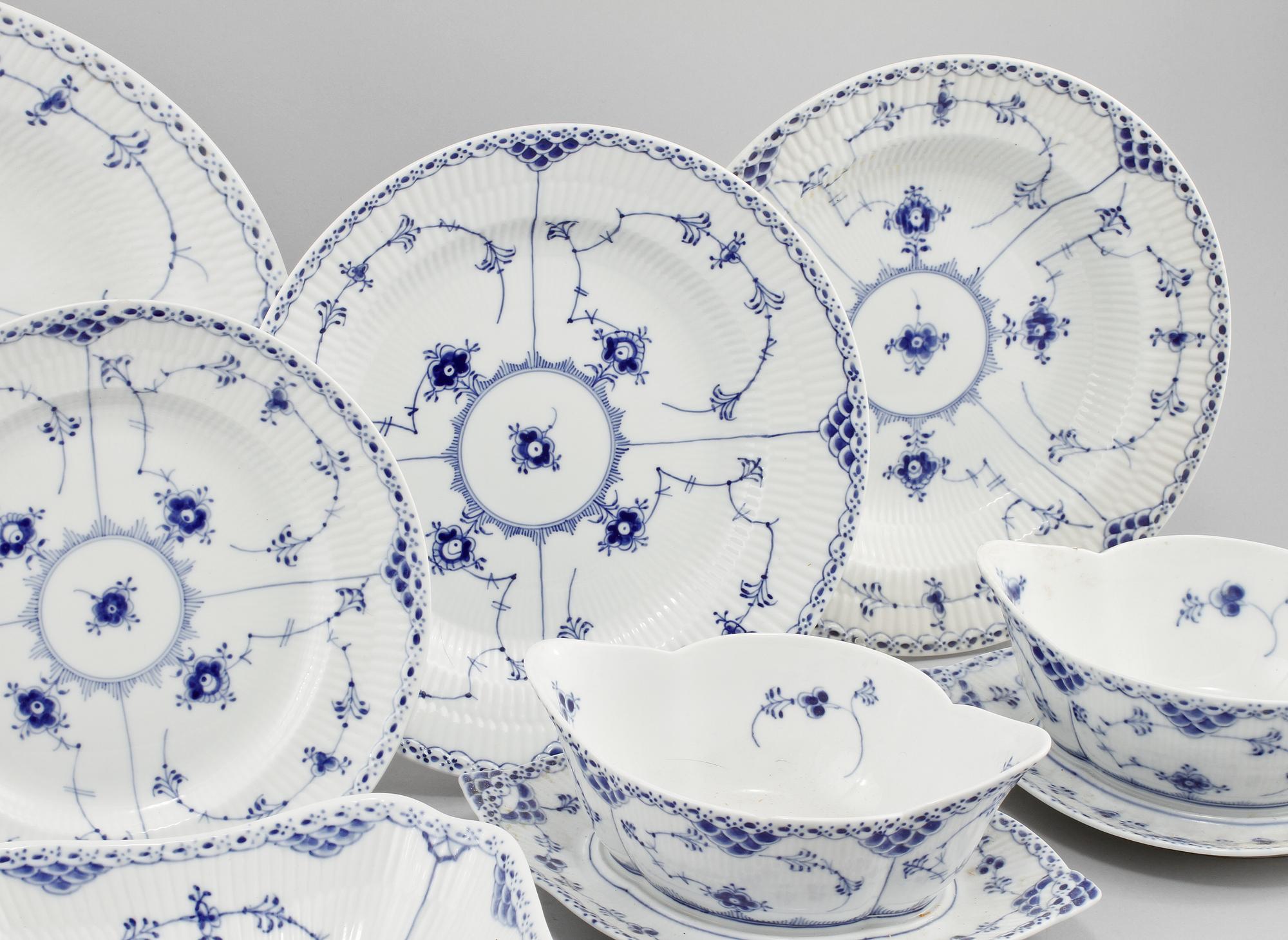 SERVISDELAR, 55 st, porslin, "Musselmalet", Royal Copenhagen, 1900-talets andra hälft.