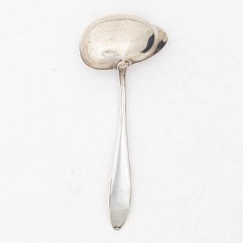 Såskanna, silver, Nordisk Silverkonst, Helsingborg 1947 samt såssked Johan Wahlström, Jönköping 1835.