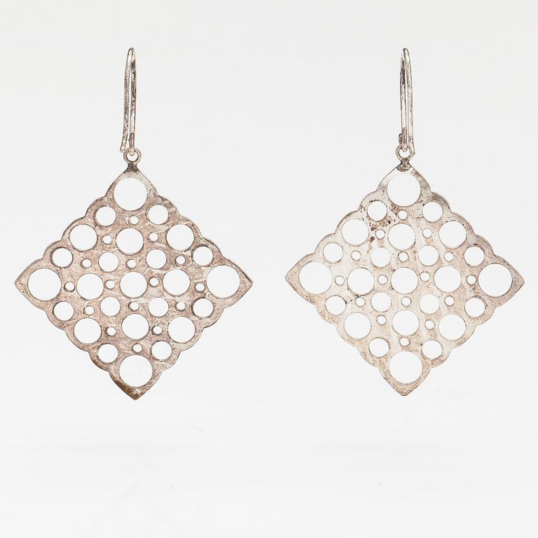 Liisa Vitali, Örhängen "Pitsi", sterlingsilver. Kultakeskus.
