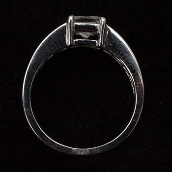 RING, 18K vitguld med princesslipad diamant samt 12 st. baguetteslipade diamanter.