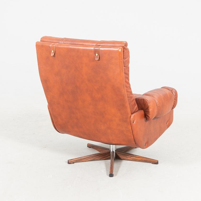 A 1970/80s leather swivel chair.