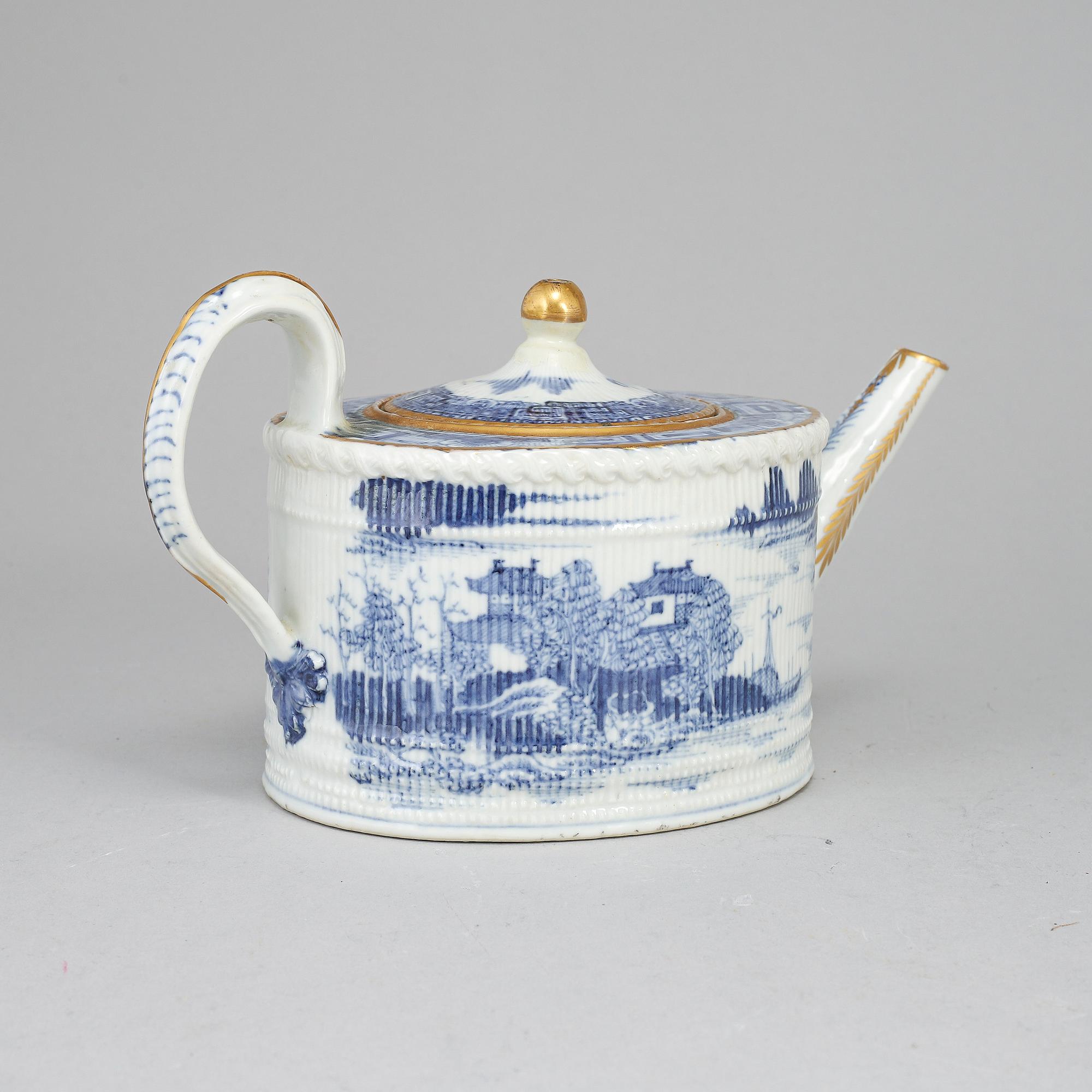 A blue and white export porcelain teapot with cover, Qing dynasty, Qianlong (1736-95).