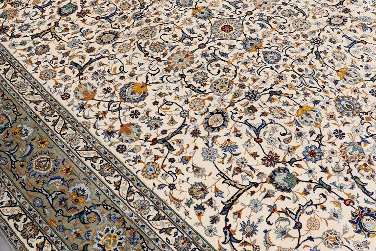 A carpet, Kashan, ca 389 x 295 cm.