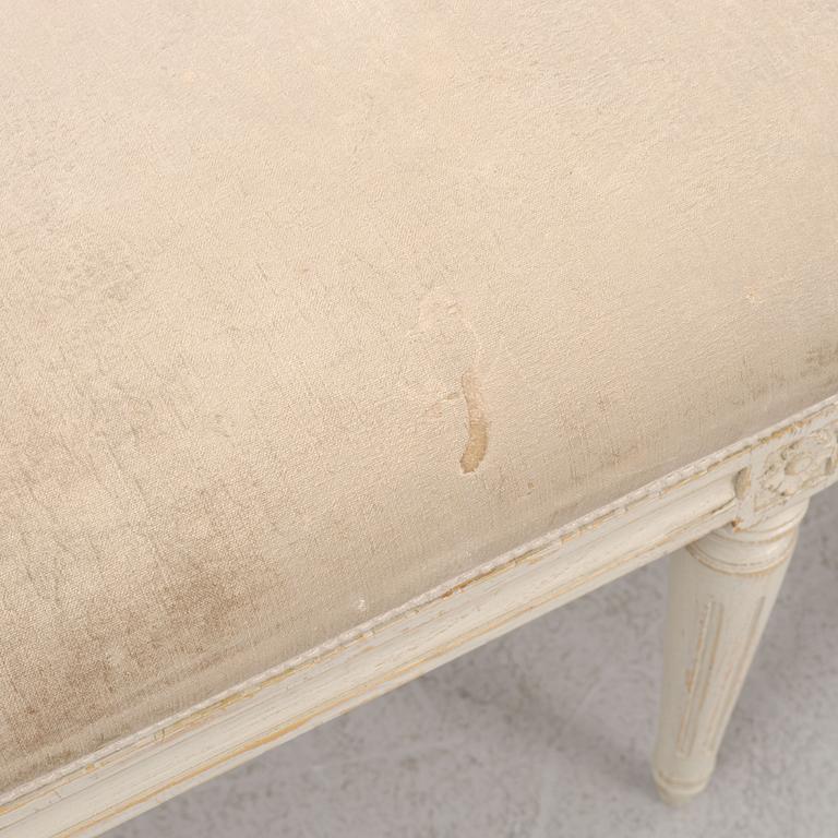 Bänk, gustaviansk stil, samtida. inköpt på Oscar & Clothilde.